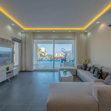 Unique Villa With Heated Pool And Spa